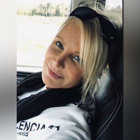 ENJOY YOUR WEEKEND EVERYONE! Happy Poshing 😊😊😊🛍️🛍️🛍️🥂🥂🥂 - Picture 6 of 6